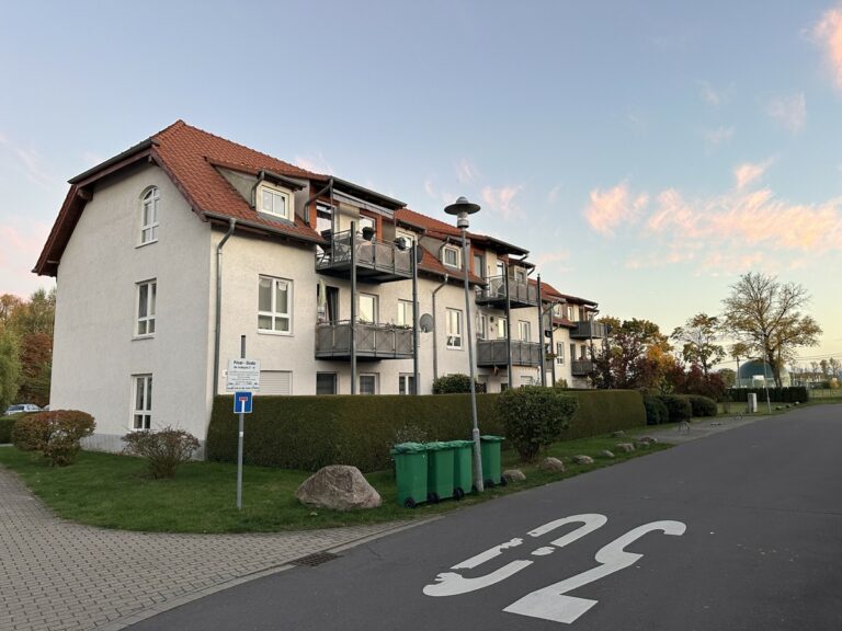 „Bezugsfrei nach Vereinbarung“ – Sonnige DG-Wohnung mit Balkon, in idyllischer und grüner Wohnlage, in Klein Schulzendorf*EBK*Garage*