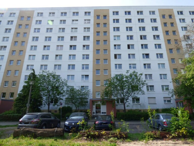 Attraktive Kapitalanlage: 
Sonnige Wohnung in zentraler Lage „vermietet“ mit Wannenbad und Aufzug