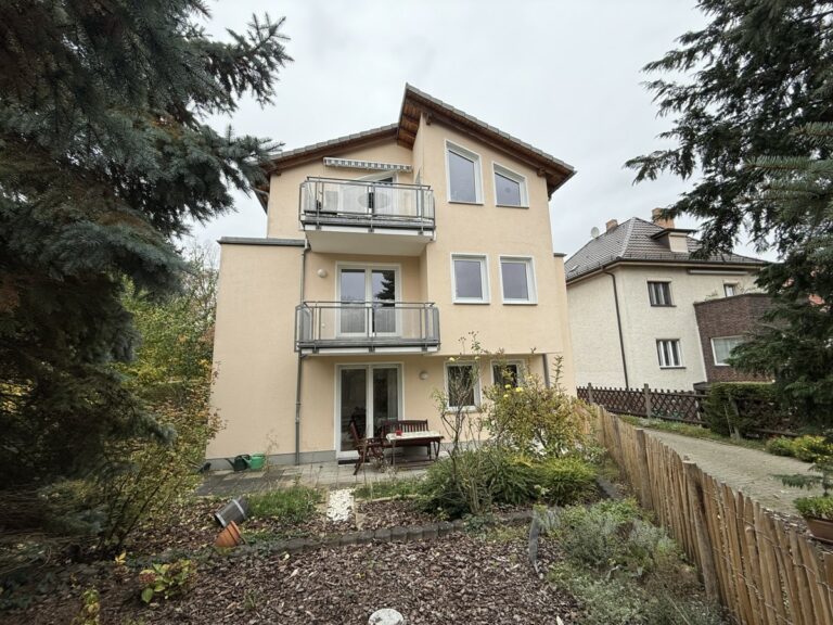 „Ihr neues Zuhause im Blumenviertel von Prenzlauer Berg: Bezugsfreie Wohnung mit Terrasse, KFZ- Stellpl. und eigenem Garten!“