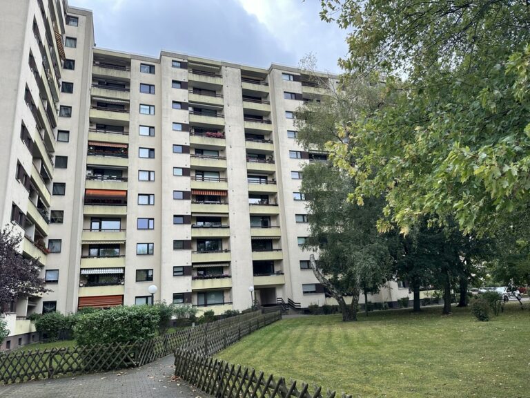 Bezugsfreie Balkonwohnung unweit dem Britzer Garten und dem Freizeitpark Marienfelde ***Aufzug***EBK***Duschbad***