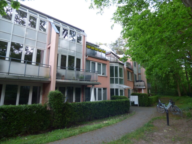 Gut vermietete Maisonette-Wohnung, in ruhiger und grüner Wohnlage, unweit der Dahme **KFZ-Stellpl.**Parkettfußb.**EBK**2 Terrassen**