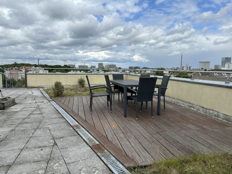 Traumhafter Ausblick über den Dächern von Berlin – bis zum Fernsehturm, große Dachterrasse 
***Lift***Balkon***EBK***TG-Stellpl.***