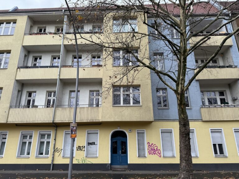 Großzügig geschnittene Wohnung in zentraler Lage, mit Balkon!
***Wannenbad***