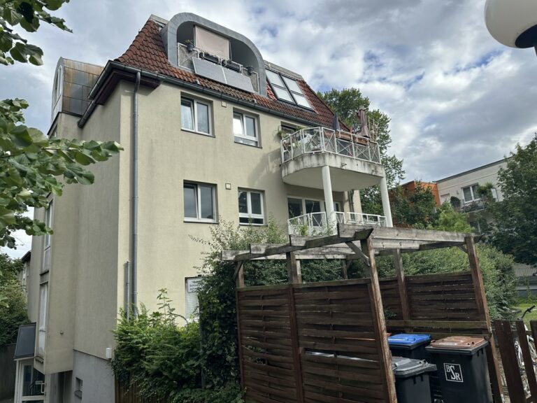 Sonnige DG-Wohnung in ruhiger und zentraler Wohnlage**Sonnenterrasse**Parkett**Aufzug**