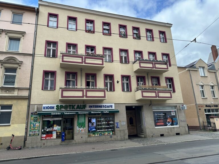 Großzügig geschnittene Altbauwohnung, nahe WISTA ***ein Zimmer ruhig zum Hof***Wannenbad***Balkon***