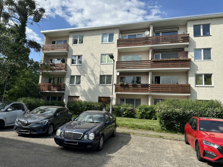 Bezugsfreie Wohnung in sehr ruhiger Wohnlage, unweit dem Volkspark Mariendorf **Balkon**KFZ- Stellplatz**